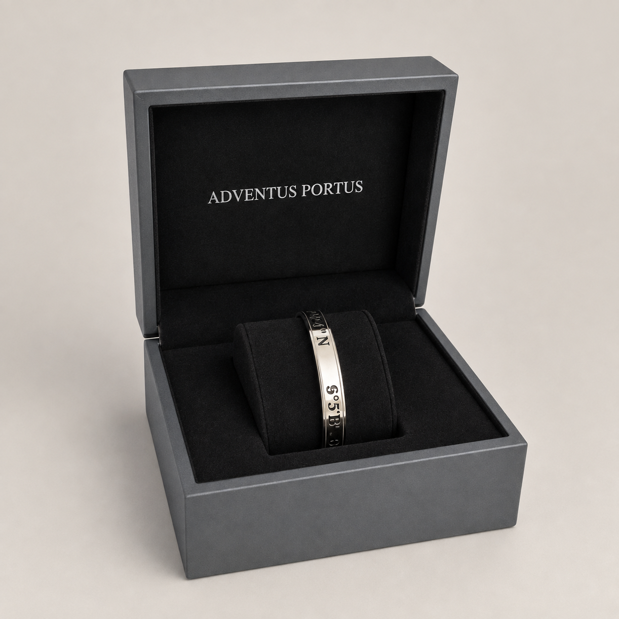 Ortus Edelstahl-Koordinatenarmreif in geöffneter Adventus-Portus-Präsentationsbox