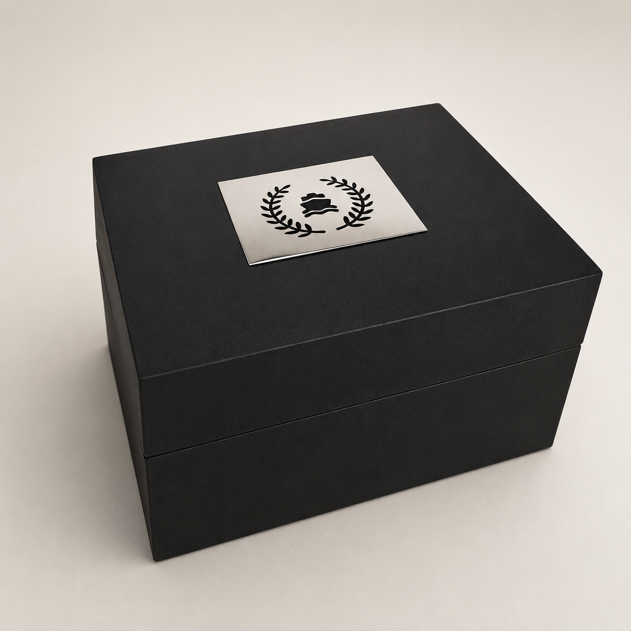 Geschlossene schwarze Präsentationsbox der Kollektion Ortus in Studioaufnahme